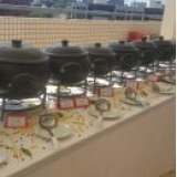 Feijoada servida em panela de barro