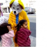 personagem mascote ao porta de loja, locuo