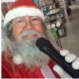 locutor fantasiado de papai noel na loja