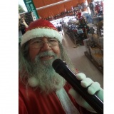 locutor/ locuo com o papai noel na loja