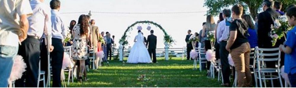 Espao para cerimnia de casamento ao ar livre e festas no salo climatizado