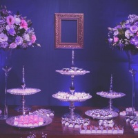 Mesa de doces + flores;