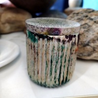 Modelo de Vela no Pote de Gesso: amadeirado com pedras