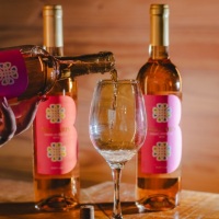 O vinho Rosé é uma opção deliciosa,refrescante, unica e equilibrada, com notas de frutos vermelhos.