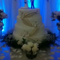 Mesa de bolo flores brancas