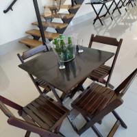 mesas e cadeiras de madeira