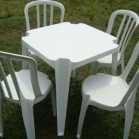 mesas e cadeiras de plastico