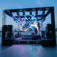 Aluguel de palco para eventos em Salvador com estrutura de ferro e alumínio, caixas de som, iluminaç