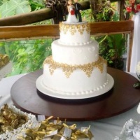 Bolo de casamento com flores douradas em Ilhabela
