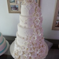 Lindo bolo com cascata de rosas brancas feita com pasta de acar