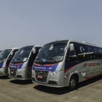 Micro ônibus executivo com capacidade para 26 e 30 passageiros, ar condicionado, dvd, tela LCD, elev