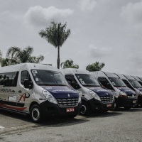 Vans executivas com capacidade para 15 passageiros, ar condicionado, dvd, tela LCD de 21", sint