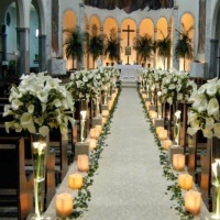 Decorao em igreja com colunas de vidro, o corredor da noiva com velas.
