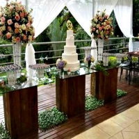 Mesa de bolo para decorao de festas de casamento.