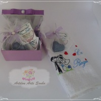 Sachs de sabonete + toalha de lavabo bordada com tema para noivos ou outro tema a escolha ideal par