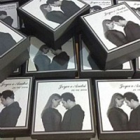 Lembran�a de casamento com foto dos noivos.