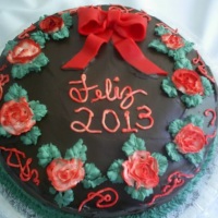 Bolo trufado decorado com chantily e pasta comest�vel
