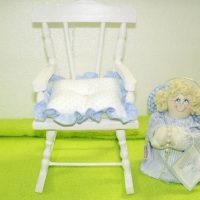 Anjo e Cadeira de Madeira