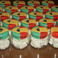 Potes personalizados Brasil-Espanha em biscuit para lembrana de casamento com bala de coco