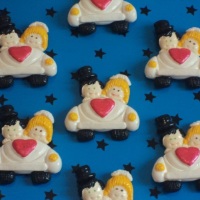 Ima de geladeira noivinhos personalizados em biscuit para lembrancinha de casamento