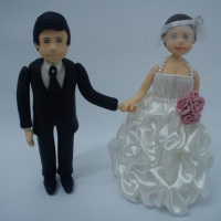 Topo de Bolo , casal de noivos , vestido da noivinha  de cetim.