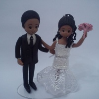 Topo de bolo , casal de noivos , vestido da noiva em cetim .