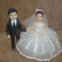 Topo de Bolo , casal de noivos de biscuit , vestido de Renda e Tule.