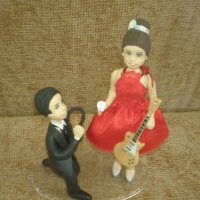 Casal de noivos tenista e guitarrista , para mesas de doces ou para o Bolo.