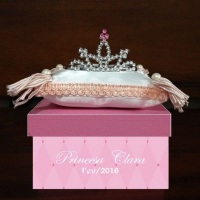 Caixa em MDF 
Tema Realeza / Princesa
Tam 11x11  e coroa em Prata com almofada em cetim e acabamen