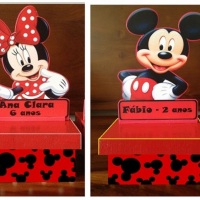 Caixa em MDF 
Tema Mickey e Minie Vermelha
Tam 11x11 altura de 18cm com personagem .