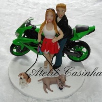 Casal na moto com cachorros
