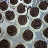 bombons de chocolate no prato de chocolate rechedo de bolo branco ou preto com recheio a escolha r$2