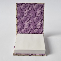 Bloquinho para recados confeccionado em papelão rígido e tecido 100% algodão. Pode ser confeccionado