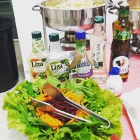 a salada bem decorada com folhas e legumes