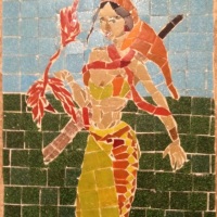 Quadro em mosaico de pastilhas de vidro e cermica da "Guerreira" segurando a ave mitolgi
