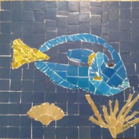 Quadro em mosaico de pastilhas de vidro e cermica do peixe "Blue Tang" que ficou conhecid