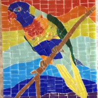 Quadro em mosaico de pastilhas de vidro e cristal do belo e coloridssimo pssaro australiano "