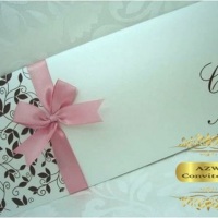 convite romntico papel Aspem envelope com acabamento em cores marrom e fita rosa