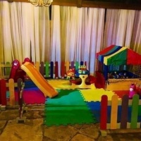 AREA KIDS COMPLETA COM ESCORREGADOR, PISCINA DE BOLINHAS, CERCADINHOS, TATAMES, MESA DE ATIVIDADES G