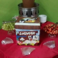 Cascata de Chocolate,servida com sorvete e frutas para acompanhar