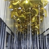 Balões estrelas dourados no gás