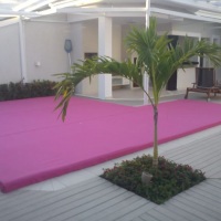 Toldo Transparente em cima de uma piscina com tablado rosa.