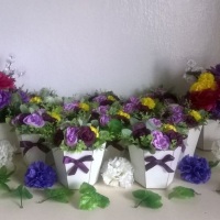 Arranjos de flores artificiais para as mesas de convidados