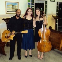 Ednaldo, Melissa e Carolina (trio com violoncello, viol�o e vozes) [� uma op��o entre as outras, com