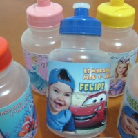 Squeeze em plstico personalizado
Ideal para lembrancinhas de aniversrio