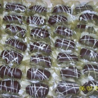 doce morango/brigadeiro branco coberto com chocolate