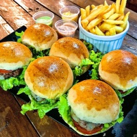 Mini burgers assado na brasa, tambm tem!