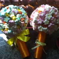Buquezinhos e Floral em marshmallow para damas e porta-alianas.