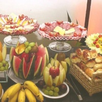 mesa de frios com decorao de frutas