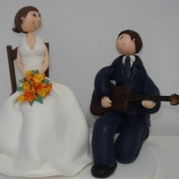 tocando violo para noiva